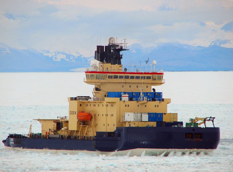 Oden (brise-glace), by Larry Larsson, U.S. Navy Photo