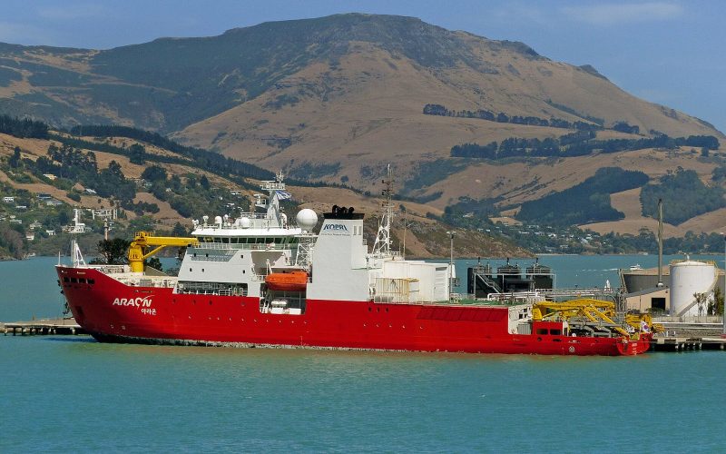 RV Araon, by Bernard Spragg. NZ from Christchurch, New Zealand